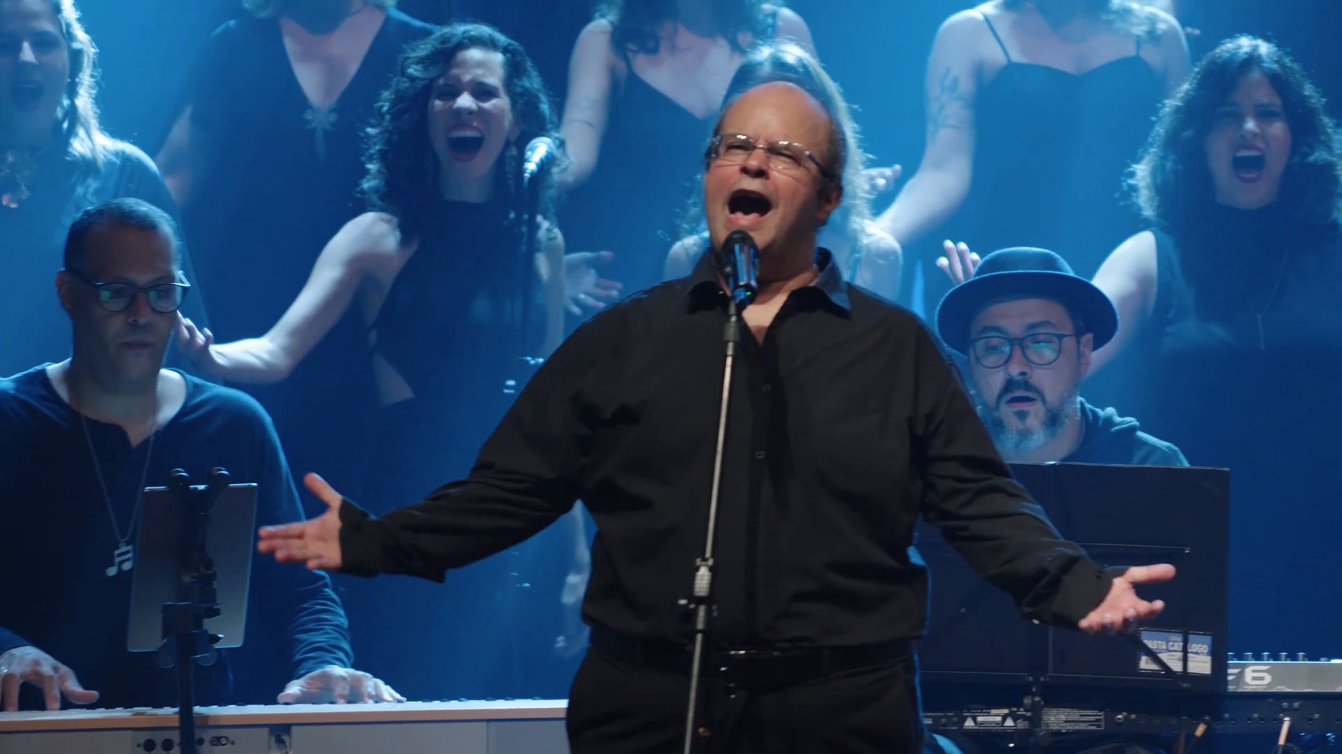 Carlos em momento expressivo no palco